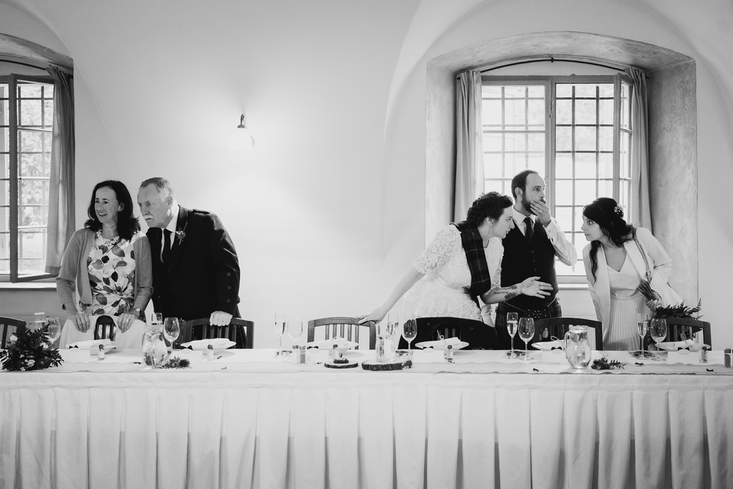 Svatebcane spolecne diskutuji pri svatebnim stole.